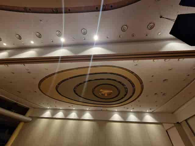 Modern ballroom ceiling with integrated lighting for high-end exhibition and gala events.