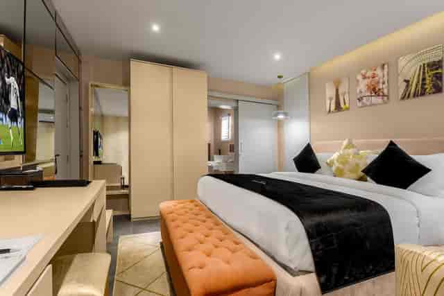 Modern Villa 24 guest room with dedicated workspace for corporate travel and business meetings.