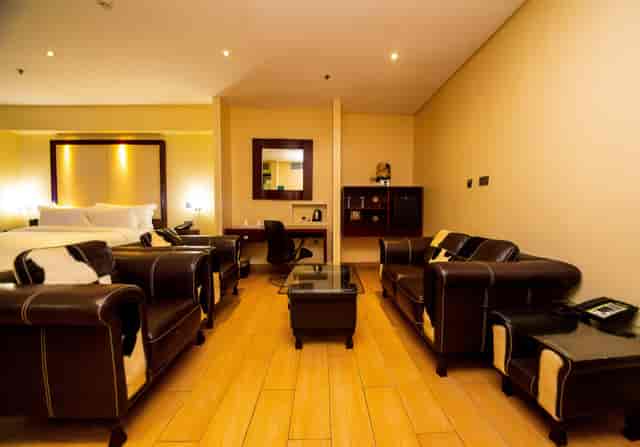 PW Hall executive suite with lounge, ideal for VIP speakers and high-level corporate meetings.