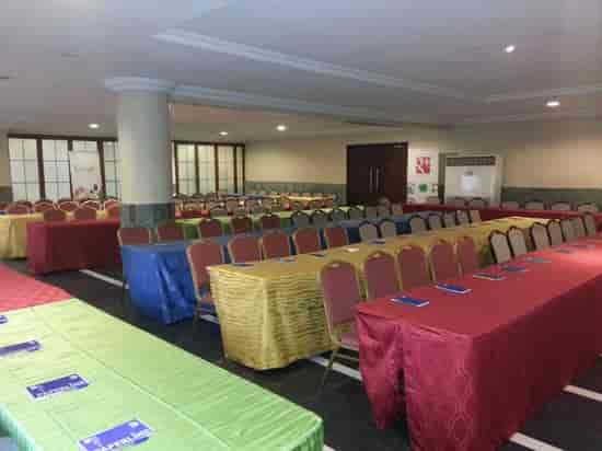 Zen Banquet Hall classroom seminar layout with mismatched linens.
