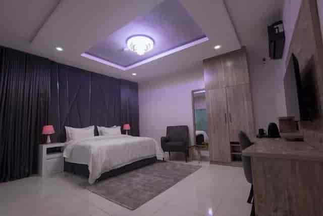Royale Suite at Mambillah Hotel: Modern room with ergonomic workspace for corporate event lodging.