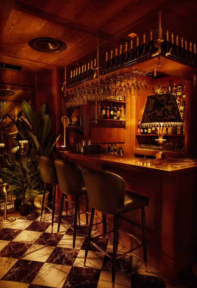 Cocktail lounge