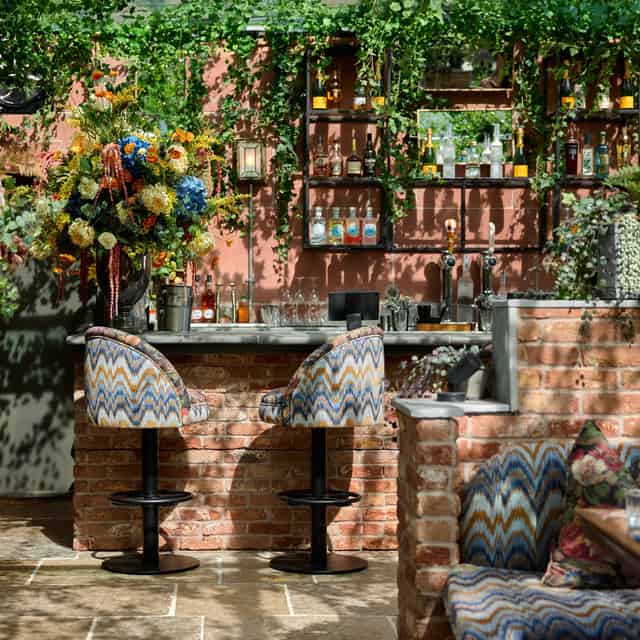 Cocktail lounge