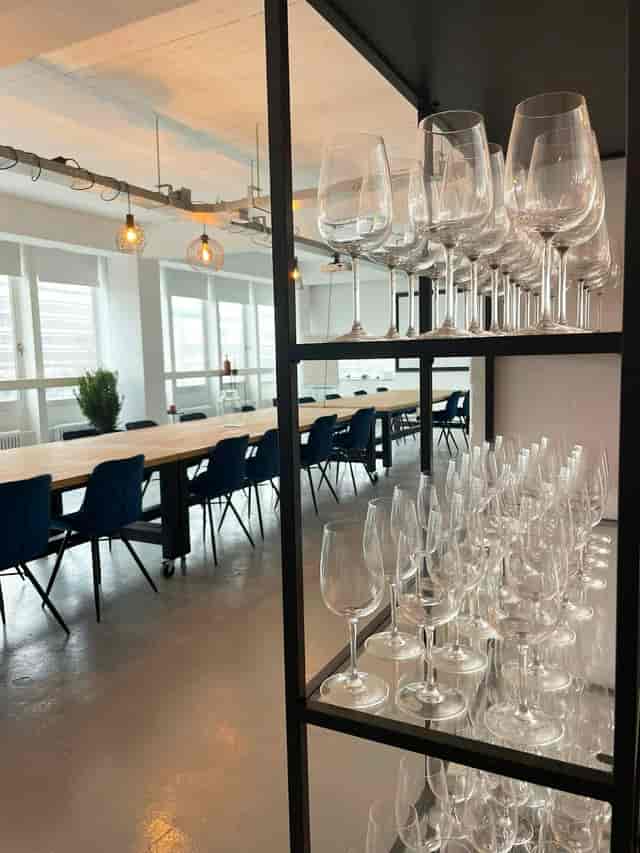 FlexLabs breakout room: light-filled space for corporate workshops and networking events.