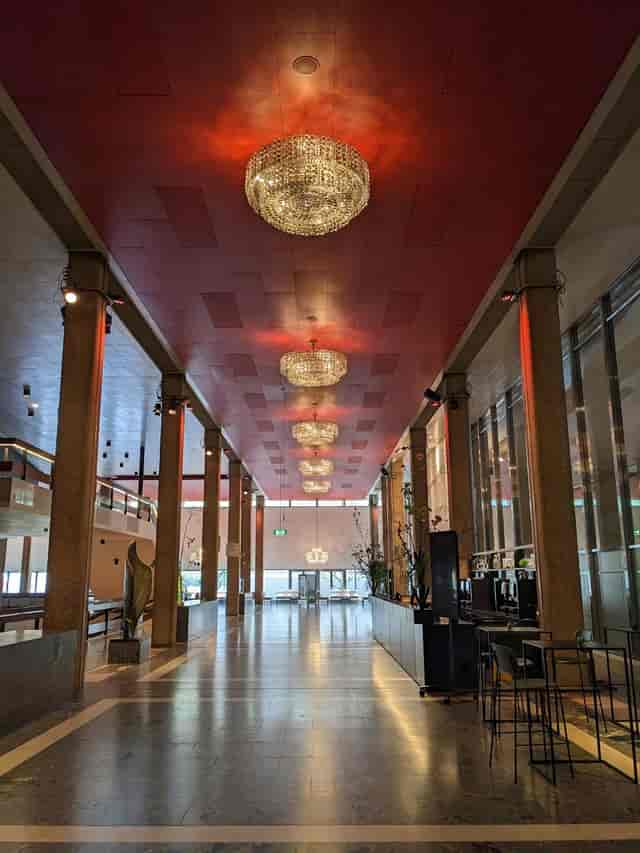 Eduard Flipse Zaal in De Doelen: high-ceilinged venue for networking receptions and exhibitions.