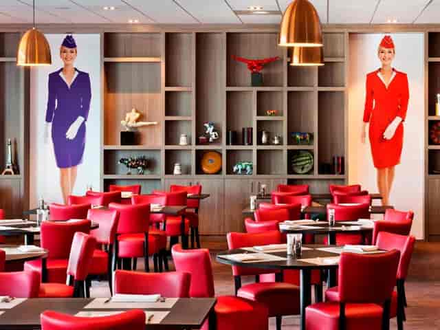 Aviation-themed sports bar at Fletcher Hotel Rotterdam for corporate events and networking.