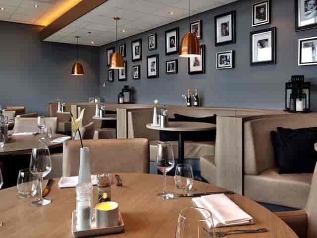 High-end sports bar at Fletcher Hotel Rotterdam, perfect for VIP dinners and networking events.