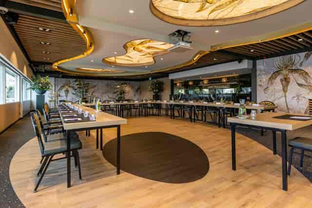 U-shape boardroom at Lommerrijk with architectural ceiling for executive meetings and conferences.