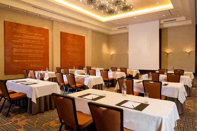 Fayence Meeting Space in Terre Blanche: schoolroom setup for professional workshops and training.