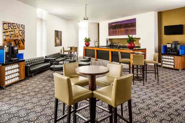 Azzurro 2 Suite, Radisson Blu Cardiff: modern meeting space for networking events.