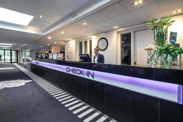 Modern hotel reception desk for corporate event check-in and large group registration in Rotterdam.