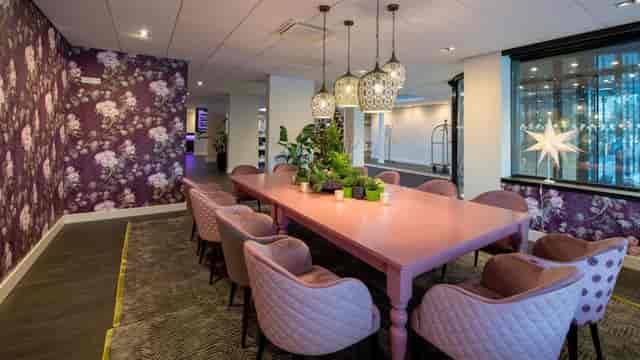 Boutique boardroom in Salon 6, Hotel Rotterdam-Nieuwerkerk for creative meetings and workshops.