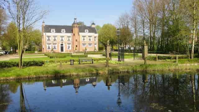 Landhuis de Oliphant garden, elegant venue for executive corporate retreats and garden weddings.