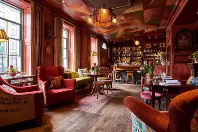 Cocktail lounge