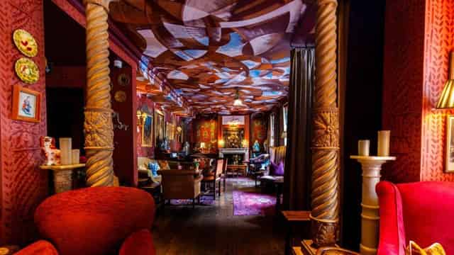 Cocktail lounge