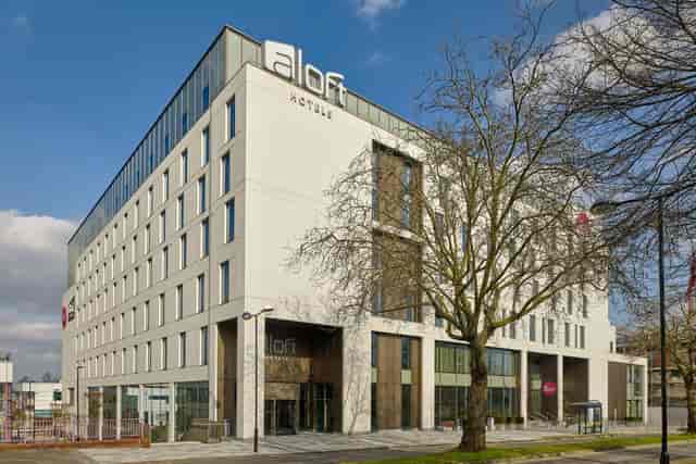 Modern Aloft Birmingham Eastside meeting room for corporate events and agile business sessions.
