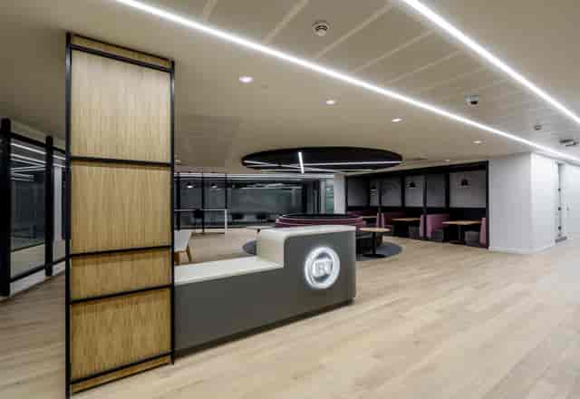 Modern corporate breakout space for networking and agile meetings.