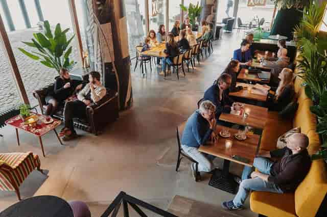 Café Dox hybrid breakout space with lounge seating, ideal for professional networking and meetings.