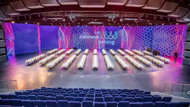 Showpalast München plenary room with sleek banquet setup for corporate galas and conferences.