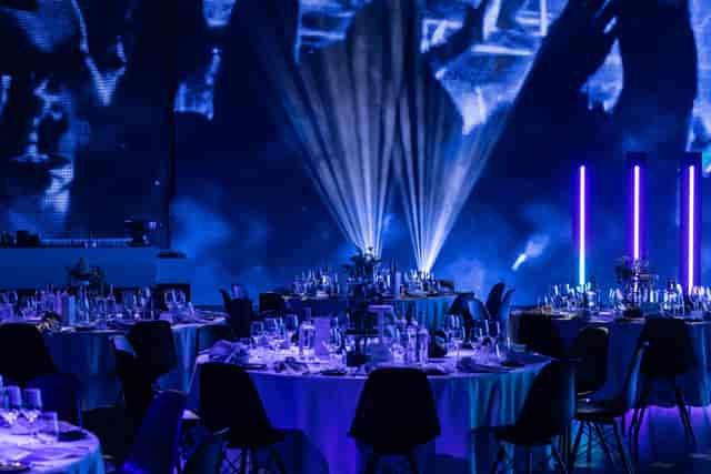 Gala dining at Showpalast München featuring immersive LED backdrops and light pillars.