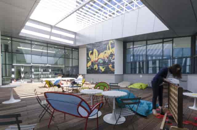 Bright, flexible Accor meeting room with modern breakout seating for professional events.
