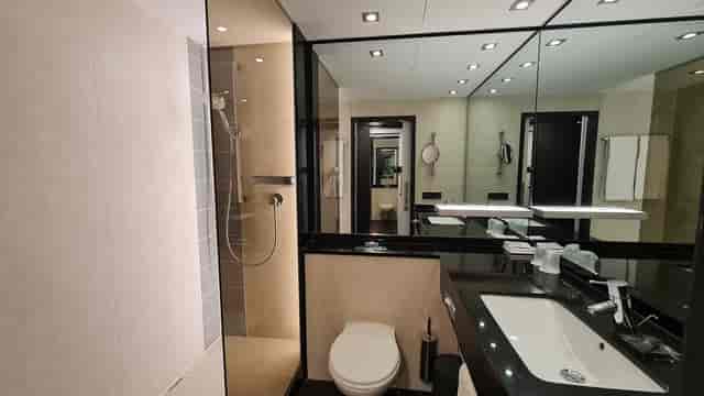 Modern hotel bathroom in Munich Marriott Studio 4, ideal for business travel and corporate lodging.