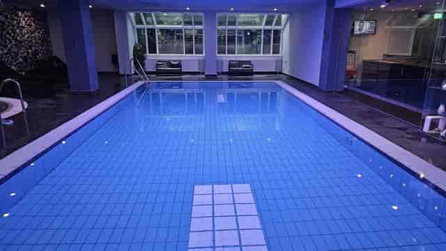 Luxury indoor pool venue at Munich Marriott Hotel for corporate retreats and events.
