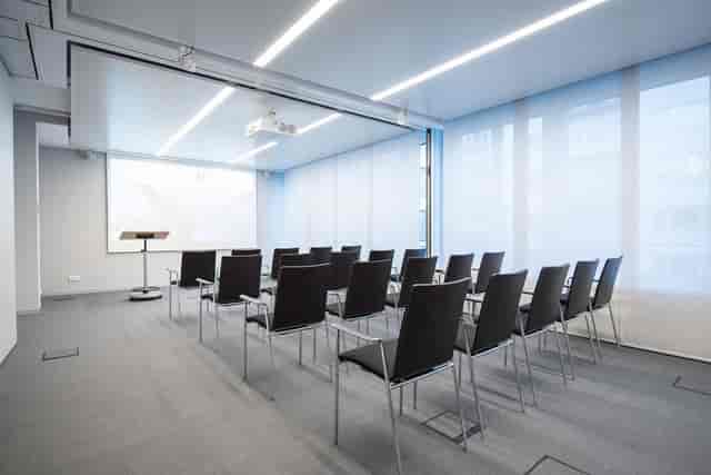 Modern theater-style Münchner Saal for corporate presentations and training sessions.