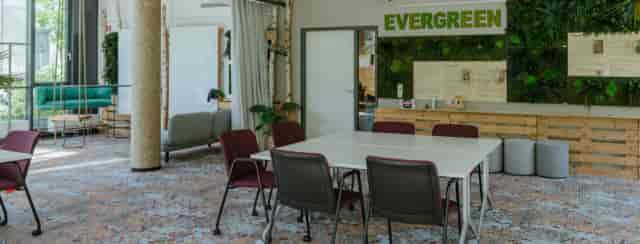 Biophilic meeting room in Smartvillage with flexible seating for collaborative workshops.