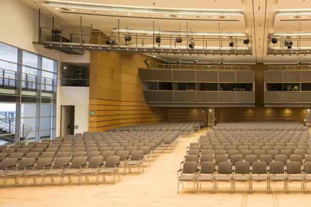 ICM Munich Saal 1 theater-style plenary hall with rigging for large-scale corporate events.