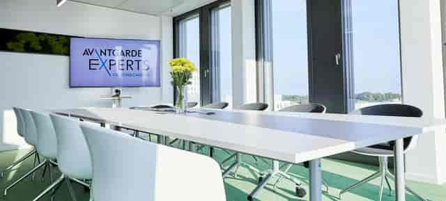 Modern boardroom at Marktplatz, DECK7 with digital branding for professional meetings and workshops.