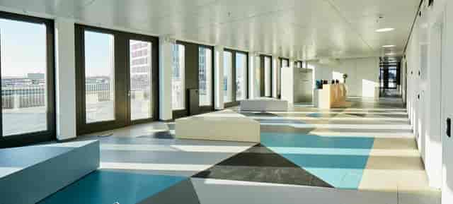 Modern DECK7 lobby with modular seating, ideal for corporate event registration and networking.