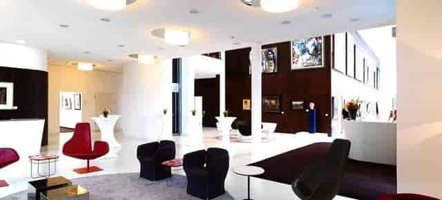 Lounge at Kunst Location München with gallery walls for networking events and cocktail receptions.