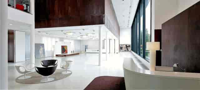 Modern Munich lounge venue for corporate networking and upscale art exhibitions.