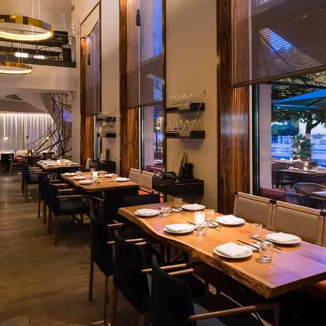 Upscale JAMS Design Hotel restaurant with warm wood, ideal for corporate dinners and VIP events.