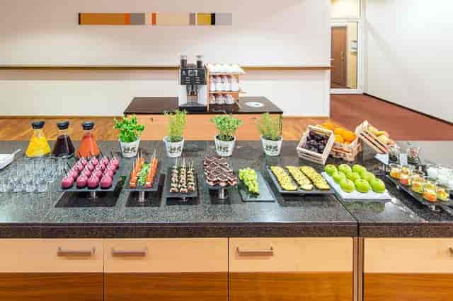 Refreshment break at NH München Ost conference: catering service with finger food and beverages.