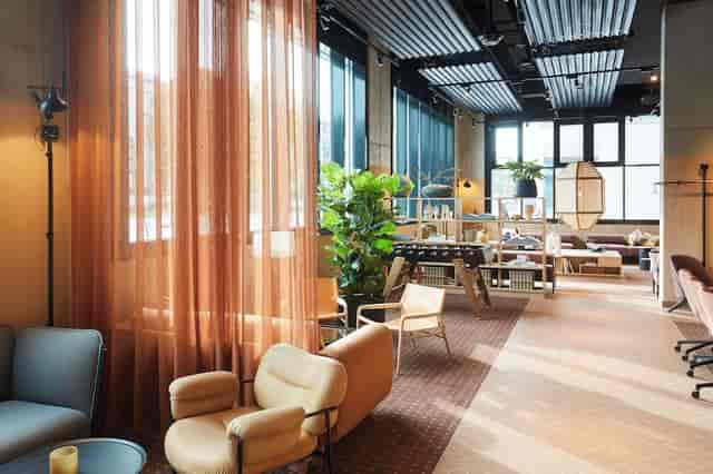 Modern breakout space in Revo Munich lobby for agile meetings and networking events.
