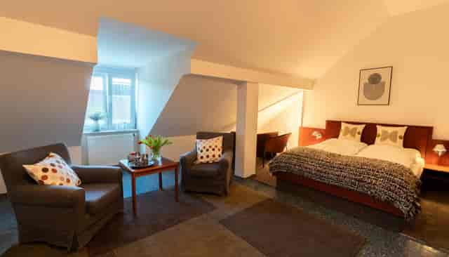 VIP guest room at Hotel Carlton Munich with breakout nook for executive meetings and conferences.