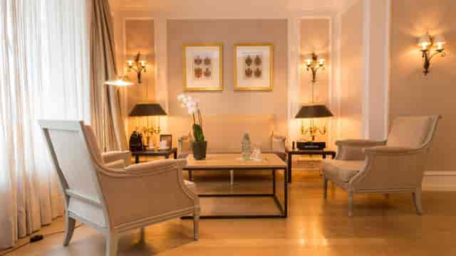 Luxury boardroom suite in Hotel Palace Munich for private executive meetings and VIP sessions.