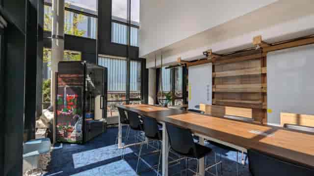 Alpenpanorama breakout space with soundproof booth for agile brainstorming and conference events.