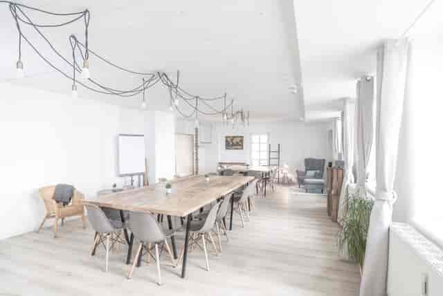 Breakout room at Seminary Der Raum with boardroom table, ideal for workshops and brainstorming.