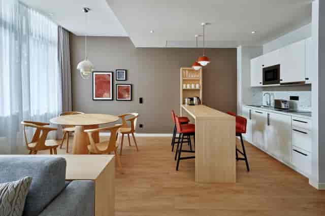 Residence Inn Munich Central suite: versatile meeting space for corporate events and team workshops.