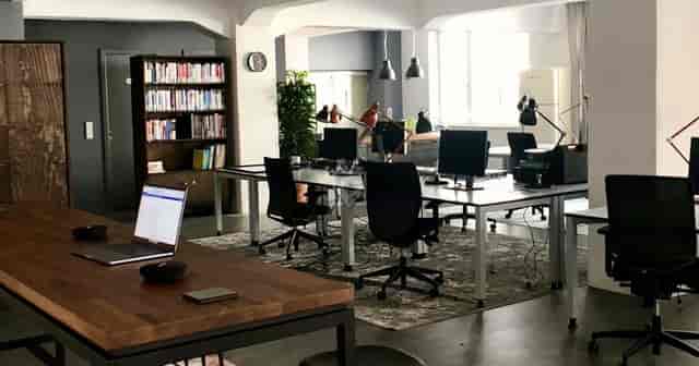 Modern open-plan coworking space for creative workshops and team brainstorming sessions.