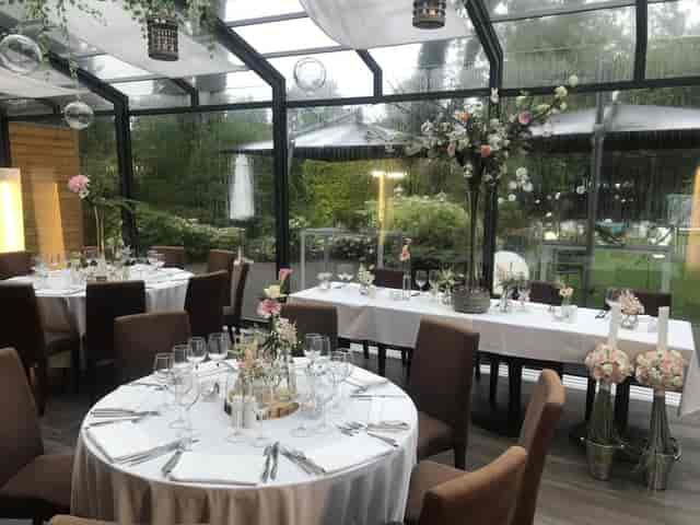 Villattitude conservatory banquet hall with floral decor for intimate weddings and social dinners.