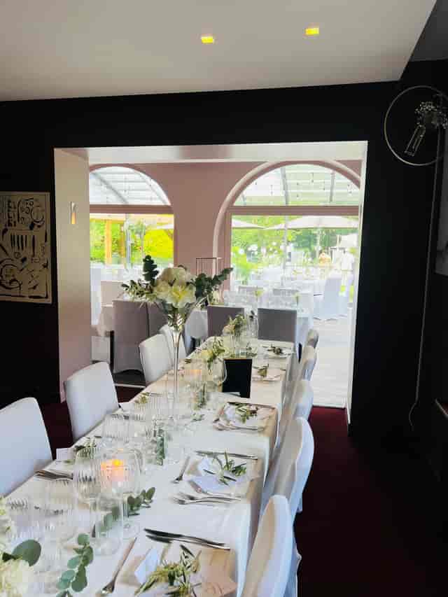 Villattitude banquet hall with floral centerpieces for elegant wedding and corporate event dining.