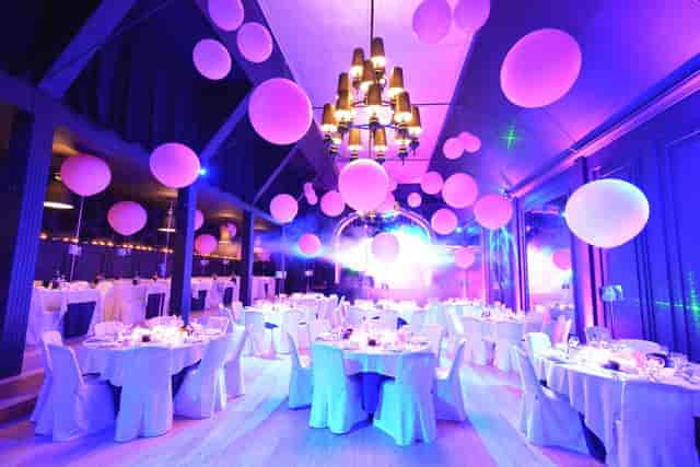 Grand Salon Aromate event with purple LED lighting and floating orbs for gala dinner décor.