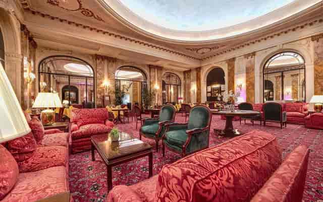 Classique lounge at Le Plaza: elegant hotel venue for VIP networking and upscale cocktail events.