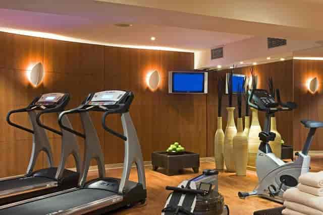 Upscale hotel fitness center in Warwick Brussels, perfect for luxury corporate wellness events.