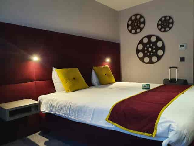Fritz Lang Hôtel Marivaux hotel room with bold accent wall for corporate events and conferences.