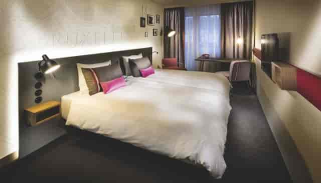 Pentahotel Brussels twin room with desk for business conference travelers.